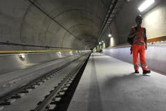 24.08.2015: Der Neat-Basistunnel steht kurz vor der Eröffnung – am 1. Juni 2016 soll es so weit sein. Ehe es Anfang Oktober in die intensivste Testphase geht, wurde den Medien ein letztes Mal die Möglichkeit geboten, das Jahrhundertbauwerk zu besichtigen. Unter anderem wurden die Journalisten durch eine Röhre geführt. (Bild: Urs Hanhart / Neue UZ)