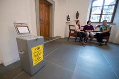 Stunden zuvor in den Abstimmungslokalen der Gemeinden - wie hier in Isenthal. Warten auf die letzten Wähler. (Bild: Keystone/Urs Flüeler)