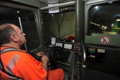 Ein Zug fährt in den Gotthard-Tunnel hinein. (Bild: Urs Hanhart / Neue UZ)