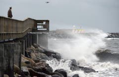 Die starken Wellen sind ein Vorgeschmack auf das, was "Xaver" noch anrichten könnte, hier im schwedischen Ystad. (Bild: Keystone)