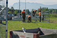 2500 Quadratmeter Boden wurden verlegt, ein halbes Dutzend Zelte auf 3300 Quadratmetern errichtet, 1500 Kleiderbügel in den Instrumentendepots der Musikanten verteilt. (Bild: Dominik Wunderli / Neue LZ)