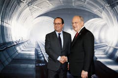 Johann Schneider-Ammann nimmt sich Frankreichs Präsident François Hollande zur Seite. (Bild: Keystone / Peter Klaunzer / Pool)