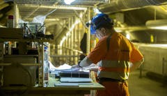 28. Mai 2014: Zwei Arbeiter in einem Technikraum, von welchem aus die Ventilatoren des Tunnels mit Normalstrom von 220 Volt versorgt werden. (Bild: Keystone)