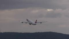 Auf und davon! Eine Swiss-Maschine hebt beim Flughafen in Zürich ab. (Bild: Stefan Luzi)