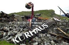 Die Brandruine des Sporthotels Kurhaus auf der Melchsee-Frutt wird abgetragen. (Bild: Neue OZ / Josef Reinhard)