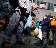Lieber verschreckt er Kinder, um sie nachher mit Süssem zu trösten. (Bild: Stefan Kaiser / Neue ZZ)