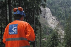 Thomas Gasser überwacht die Sprengung aus der Ferne. (Bild: Keystone/Urs Flüeler)