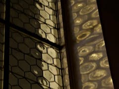 Noch ist das Rätsel nicht gelöst, warum sehen die "Puzzle-Fenster" in der Magdalenenkirche in Meggen durch den Lichteinfall an der Wand plötzlich so verändert aus? (Bild: Margrith Imhof-Röthlin)