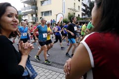 Der Aegeriseelauf mit vielen Teilnehmern im Bild vor dem Start Läufer. (Bild: Werner Schelbert (Neue ZZ))