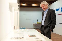 Emil Steinberger sieht sich Ausstellungsstücke an. (Bild: Keystone)