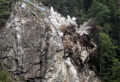 Der Fels donnert ins Tal. (Bild: Keystone/Urs Flüeler)