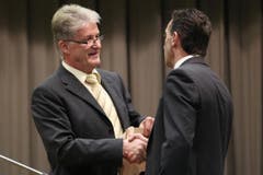 Stefan Trüb, Vize Präsident CVP Uri (links) gratuliert Beat Jörg. (Bild: Philipp Schmidli / Neue LZ)