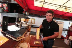 1. August in Engelberg: Christian Schneider beim Zubereiten von Raclette. (Bild: Roger Zbinden)