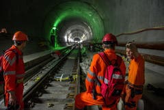 28. Mai 2014: Arbeiter im Tunnel, 300 Meter unter der Erdoberfläche und 40 Kilometer von der Nordausfahrt entfernt, auf Gebiet von Faido. (Bild: Keystone)
