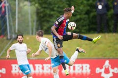 Zugs Ruben Burkard (Mitte) gegen den Basler Jean Paul Boetius (Bild: Keystone / Urs Flüeler)