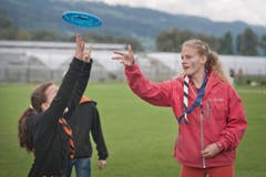 Frisbee ist bei den Jugendlichen sehr gefragt. (Bild: Pius Amrein / Neue LZ)