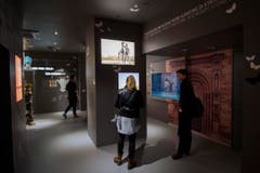 Im Schweizer Pavillon betrachten Besucher die Subausstellung, Spiritio Basilea im Pavillon rossocrociato, am Freitag, 1. Mai 2015, in Mailand, Italien. (Bild: SAMUEL GOLAY)
