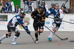Oberwils Tim Müller (mitte) gegen die Grenchner Beat Isch (links) und Nick Eggen. (Bild: Roger Zbinden / Neue ZZ)