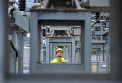 Thomas Furger kontroliert die Freiluftschaltanlage beim Kraftwerk. (Bild: Eveline Beerkircher / Neue LZ)