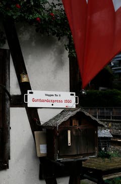 Walter Gretener betreut das alte Bahnhäuschen beim Bahnhof Walchwil seit 30 Jahren. Stefan Kaiser (Neue ZZ) (Bild: Stefan Kaiser)