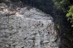 Kurz nach der Sprengung begutachten Geologen den Hang. (Bild: René Meier / Luzernerzeitung.ch)