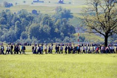 Die Arbeiter der Pilatus Flugzeugwerke verlassen den Flugplatz nach dem Erstflug des PC-24. (Bild: URS FLUEELER)