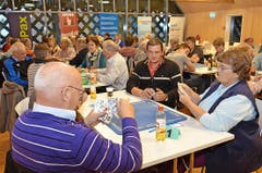Jasserinnen und Jasser in der Willisauer Schlossschür bei der zehnten Vorausscheidung zur Zentralschweizer Jassmeisterschaft am 15. November 2014 (Bild: Claudia Surek)