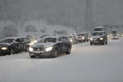 Viele Autofahrer waren mit Sommerpneus unterwegs und blieben im Schnee stecken. (Bild: Florian Arnold)
