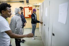 Asylbewerber zeigen die Duschen in der Asyl-Notunterkunft. (Bild: Philipp Schmidli)