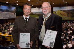 Timo Salvisberg, Ebikon (links) und Ruedi Lustenberger, Romoos wurden mit der Ehrenmitgliedschaft ausgezeichnet. (Bild: Ramona Meyer-Stöckli)