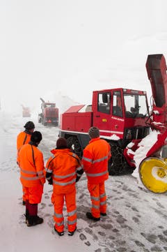 Die Arbeiter besprechen die nächsten Schritte. (Bild: Keystone / Benedetto Galli)