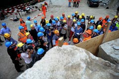 60 Personen verfolgen die Sprengung vor Ort. (Bild: Nadia Schärli/Neue LZ)
