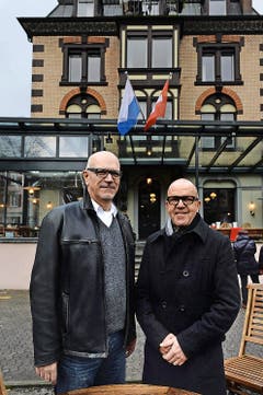 Restaurant Reussfähre Die «Reussfähre» an der Sentimattstrasse 14 wurde sanft renoviert. Neue Gastgeber sind Paolo Toniolatti (links) und Hans Gertsch. Die beiden setzen auf Schweizer Küche. Öffnungszeiten: Dienstag bis Samstag 10–00.30 Uhr. (Bild: Nadia Schärli / Neue LZ)