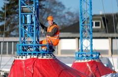 Das Aufstellen eines Zirkuszeltes ist auch immer ein Spektakel. (Bild: Stefan Kaiser / Neue ZZ)