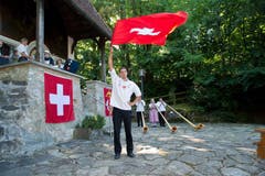 Der Bezirk Küssnacht führte seinen besinnlichen Teil der Bundesfeier vor der Kapelle in der Hohlen Gasse durch. Ökumenischer Gottesdienst vor der Kapelle mit Fahnenschwinger Matthias Diener und dem Alphorntrio Paul Frehner, Lisbeth Zurfluh und Josef Greter (von links, hinten). (Bild: Erhard Gick / Neue SZ)