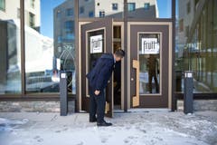 Investor Yunfeng Gao vor dem Eingang des neuen Hotels. (Bild: Dominik Wunderli / Neue LZ)