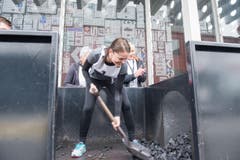 Anita Ouwerkerk beim Kohlenschaufeln. (Bild: Oscar Alessio)