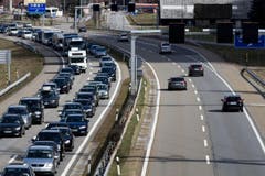 Der Osterverkehr staut sich vor dem Gotthard-Tunnel Richtung Norden. (Bild: PABLO GIANINAZZI)
