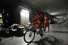 Noch gehts im Gotthard-Basistunnel gemütlich zu und her. Arbeiter benutzen das Velo, um in der weitläufigen Multifunktionsstelle Sedrun von A nach B zu gelangen. (Bild: Urs Hanhart / Neue UZ)