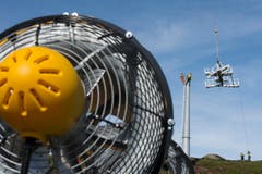 Ein Schwerlasthelikopter der Heliswiss ist bei den Bauarbeiten neben einer Schneekanone im Einsatz. (Bild: Keystone/Urs Flüeler)