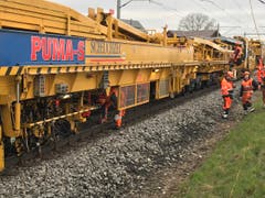 Mit einem etwa 200 Meter langen Maschinenzug werden die Schienen angehoben, die Schrauben von den Arbeitern gelöst, die Schwellen ausgewechselt, die Schrauben wieder montiert - sehr eindrücklich! (Bild: Helene Gosswiler)