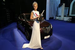 Die neue Miss erhält ein Auto eines Sponsors. (Bild: Keystone)