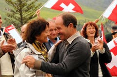 Eveline Widmer-Schlumpf wird auf der Älggi-Alp als «Schweizerin des Jahres 2008» vom Obwaldner Landammann Niklaus Bleiker empfangen. (Bild: Neue OZ / Josef Reinhard)