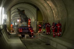 02.04.2013: Ein Teil der 450 Arbeiter, welche die restlichen bahntechnischen Anlagen fertigstellen. (Bild: Keystone)