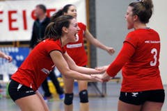 Ramona Meili (links) und Angela Teucher jubeln nach einem Punktgewinn. (Bild: Werner Schelbert / Neue ZZ)