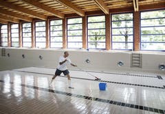 Bademeister Erwin Wöber schrubbt den Boden des Beckens im Hallenbad Röhrliberg. (Bild: Stefan Kaiser (Neue ZZ))