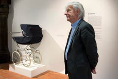 Emil Steinberger posiert vor dem legendären "Schwedenmodell". (Bild: Keysstone)