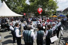 Bundestagfeier auf dem Dorfplatz in Cham. (Bild: Stefan Kaiser / Neue ZZ)