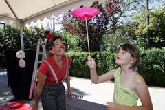 1. August-Feier auf dem Gemeindeplatz in Baar. Im Bild Clown Gerta mit Celine Blöchlinger. (Bild: Werner Schelbert / Neue ZZ)