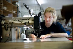 Mitarbeiterin Geraldine Trutmann ist konzentriert bei der Arbeit. (Bild: Corinne Glanzmann / Neue LZ)